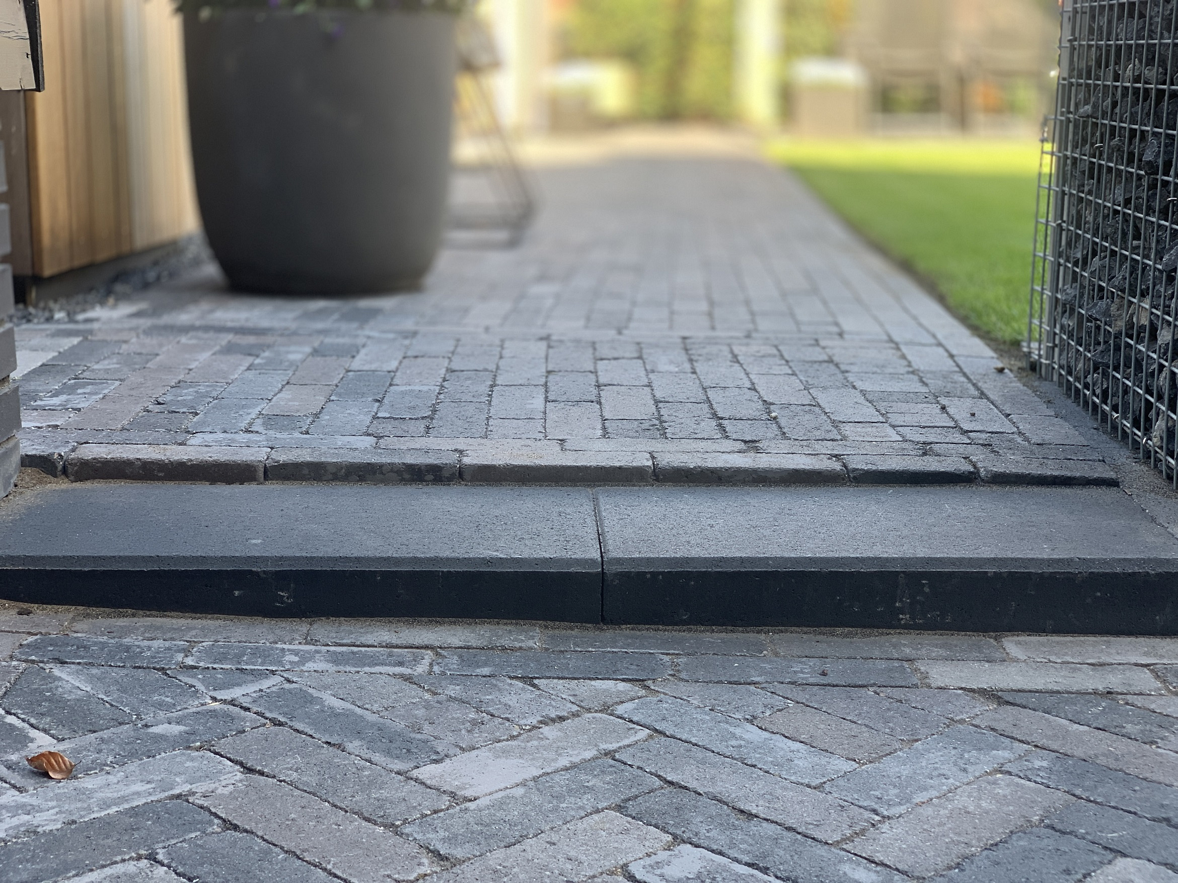 traptrede-60x30x15-cm-indus-black-kleurecht-met-facet (1)